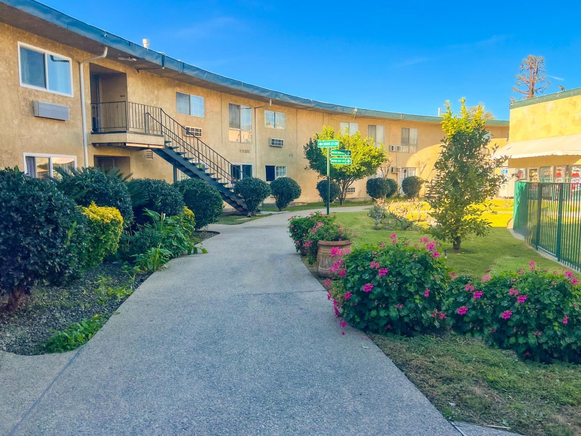 Hometown Inn North Hills San Fernando Exterior photo
